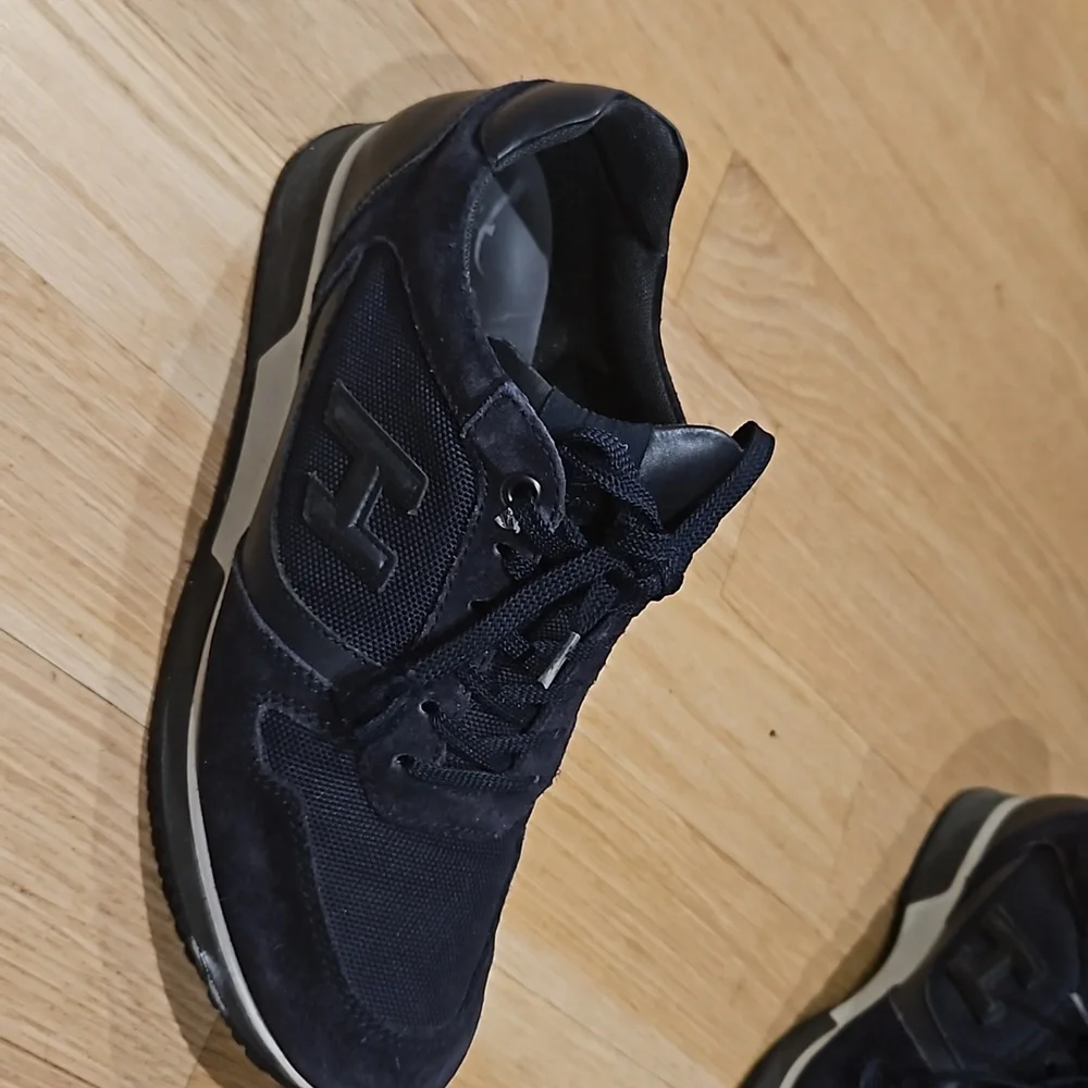 Hogan size 7 navy sneakers. Very good condition